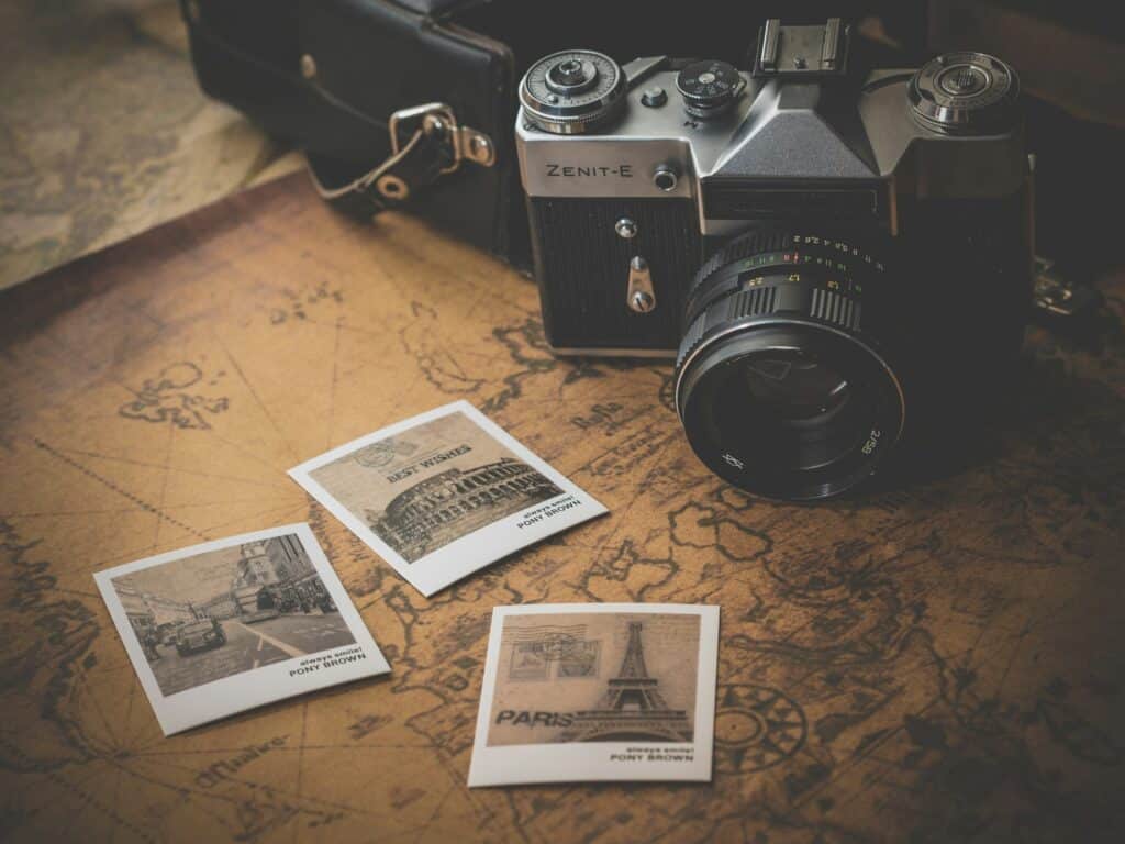 Appareil photo argentique et tirages sur une table