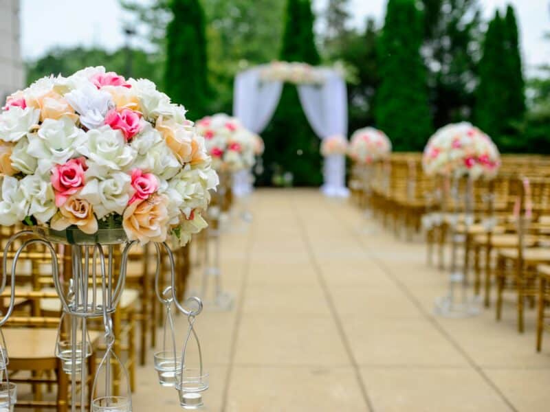 Allée de cérémonie laïque décorée de fleurs