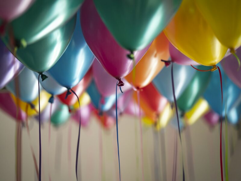 Ballons colorés pour une fête d'anniversaire