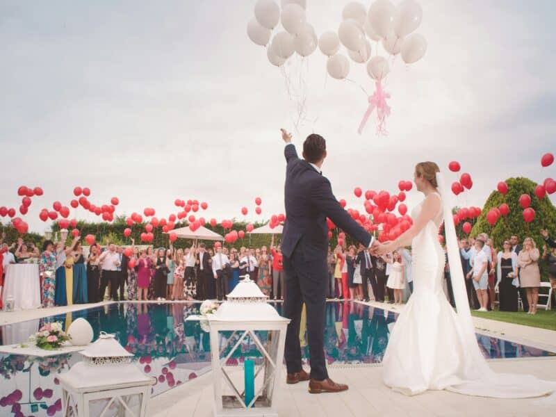 Lâcher de ballons lors d'une réception en extérieur