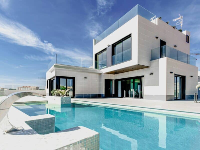 Maison contemporaine blanche avec piscine