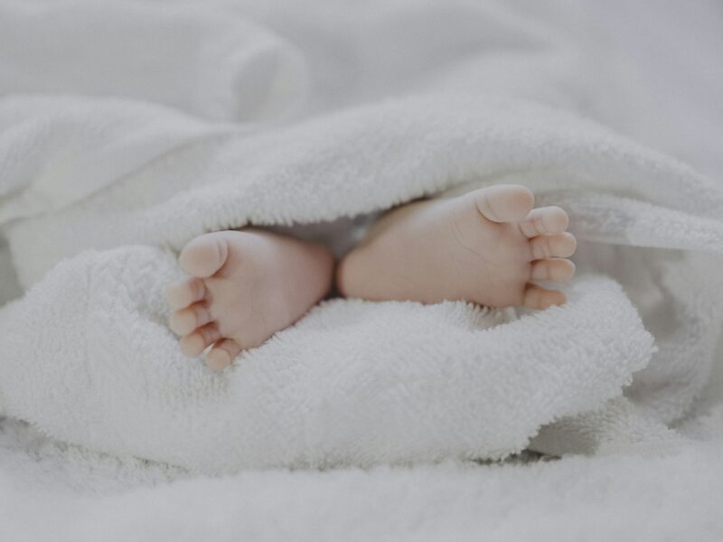 Pieds de nouveau-né dans une serviette douce