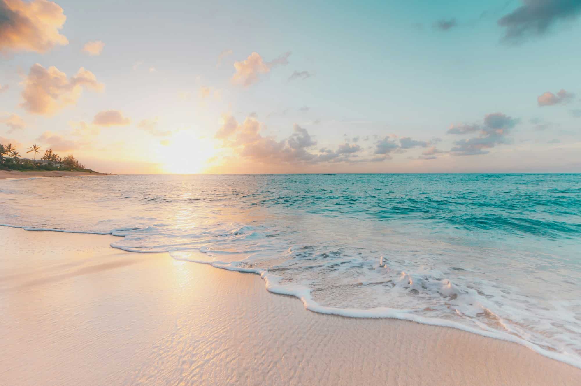 Plage de sable au coucher du soleil